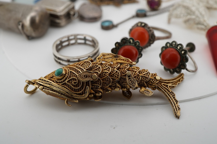 A group of jewels and accessories including a Georgian silver vinaigrette, length 2.2cm, British hallmarks for silver, date letter X for 1795 or 1821; a coral bead necklace, length 39cm; a coral and marcasite ring and pa